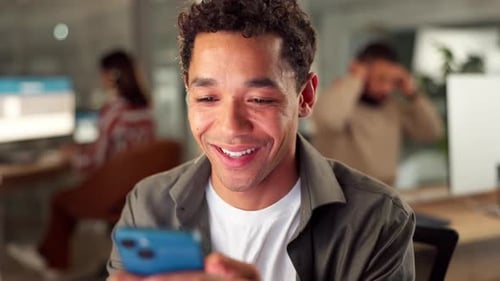 Telefon, Tippen und glücklicher Geschäftsmann im Büro mit SMS, E-Mail