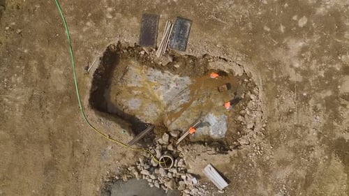 Vista aérea del sitio en las primeras etapas de vertido de concreto y maquinaria