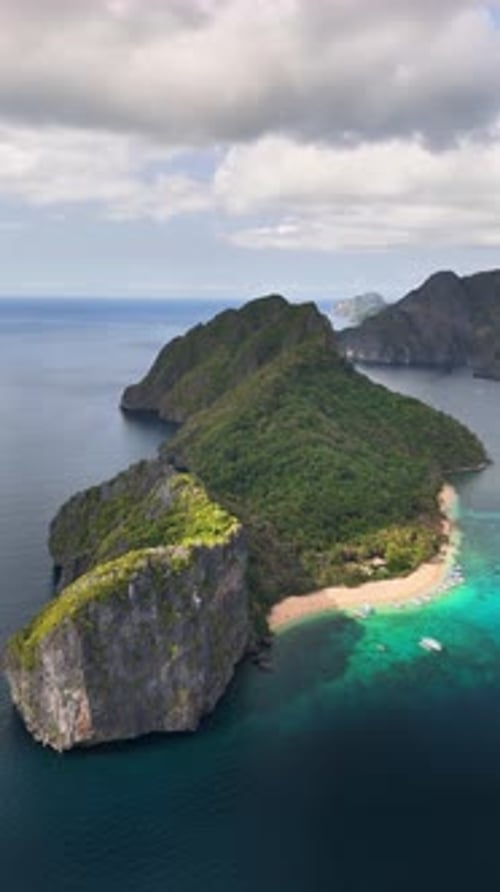 Aerial perspective of Duiklocatie Helicopter Island, showcasing the beauty of its bay, Palawan