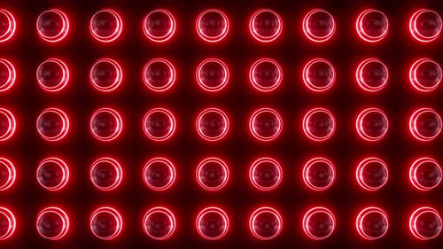 Les lumières LED rouges vibrantes créent un motif de fond abstrait dynamique et moderne