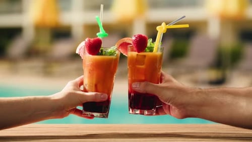 Fruchtcocktail in der Hotelbar Zwei Cocktailgläser Jubel in den Händen auf Meereshintergrund Bartenter