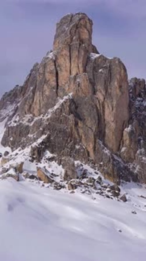 Montaña Ra Gusela cerca del paso de Giau en invierno, Dolomitas, Italia, vista aérea, vídeo vertical