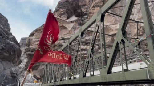 Le drapeau hindou rouge flotte sur le pont de Khab Sangam