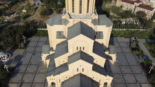 Aufschlussreiche Aufnahme des goldenen Kreuzes und des Kuppeldaches der Dreifaltigkeitskirche.