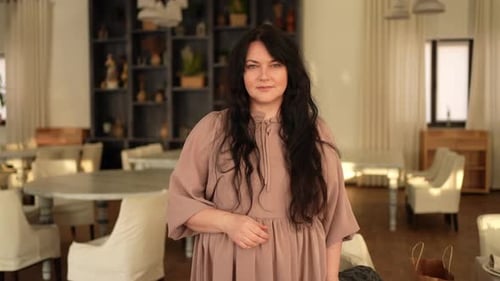 Charmante Frau blickt in die Kamera
