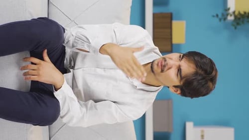 Vidéo verticale de L'homme qui sent la mauvaise odeur est perturbé et dégoûté.