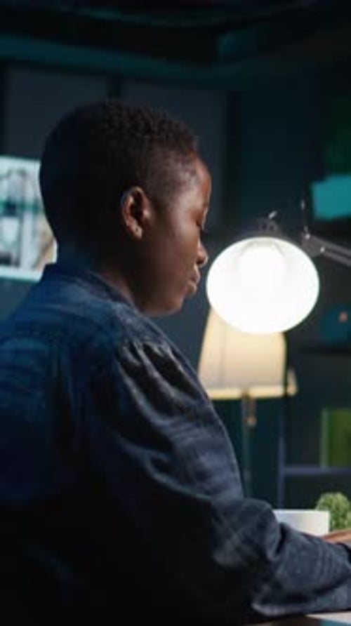 Experte für vertikale Video-KI schreibt Code auf Laptop im Büro einer Wohnung