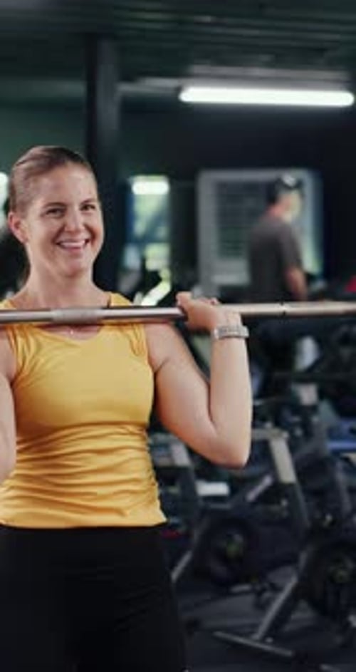 Entrenadora personal, levantamiento de pesas y mujer con hombre en el gimnasio para estar en forma, hacer ejercicio