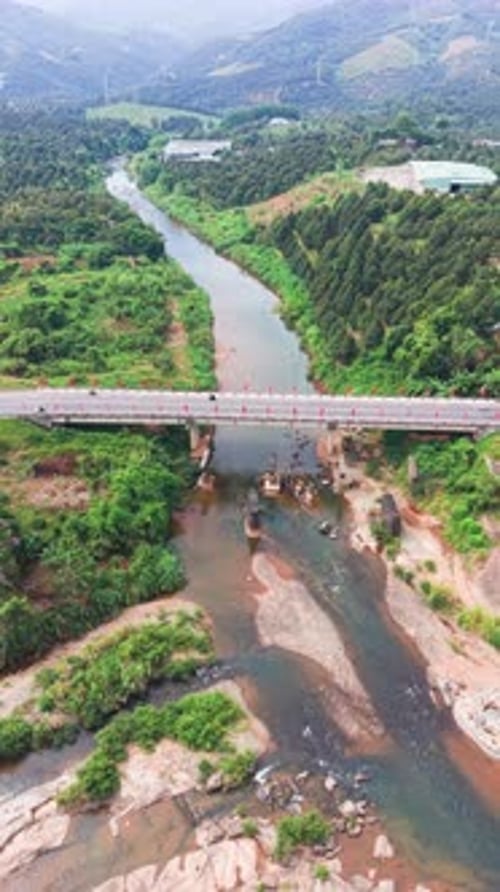 Vue de la région de Hà Lâm Đa et de la rivière dans le district de Huoai, Lam Dong, Vietnam depuis le point de vue d'un Drone.