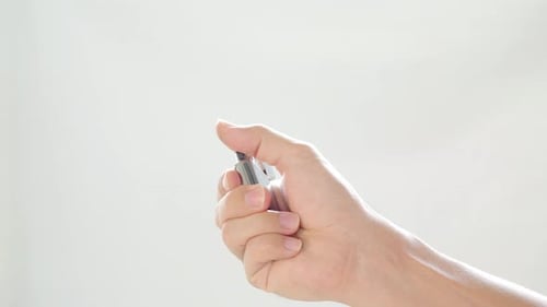 Feuerzeug mit Daumen für Raucher anzünden