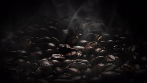 aléjese, los granos de café aún están calientes, con el humo de los granos de café