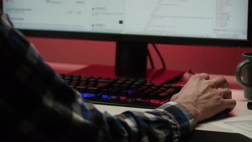 Programador de negócios de TI de tecnologia da informação desenvolvendo novo aplicativo, software digital, aplicativo móvel