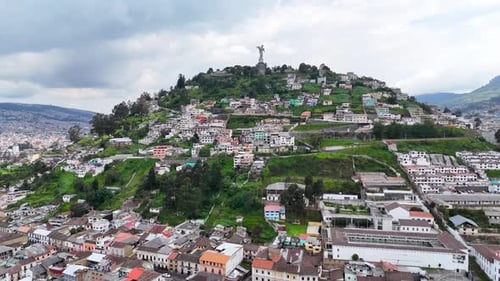 Vidéo aérienne urbaine du centre historique de Quito, Équateur