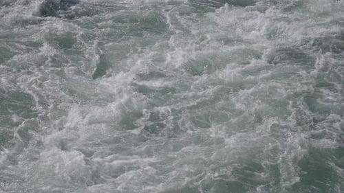 Starker Fluss eines Gebirgsflusses in Zeitlupe türkisfarbenes Wasser