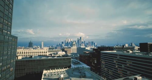 Escena urbana panorámica con edificios de gran altura distantes y nubes