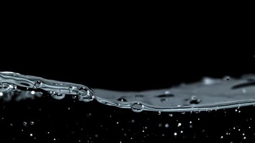Superzeitlupen-Wasserwellen mit Luftblasen, gefilmt auf einer Hochgeschwindigkeitskamera mit 1000 Bildern pro Sekunde