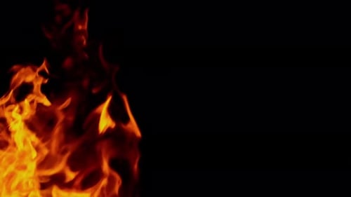 Filmmusik Mittelaufnahme eines Lagerfeuers mit glühender Glut und Flammen bei Nacht