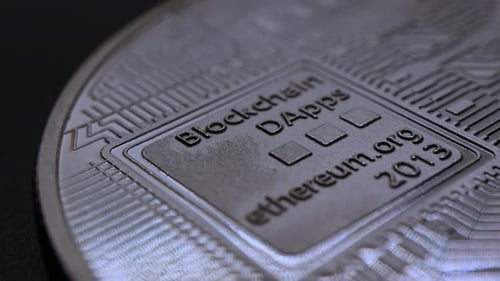 rotierende Ethereum-Echtmünze aus Silber, geschossen