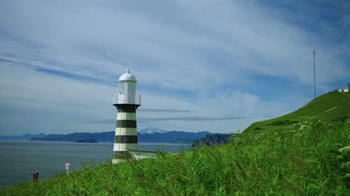 Malerische Landschaft mit altem Leuchtturm am Ufer des Ozeans, Seeschifffahrt, wunderschöne Landschaft