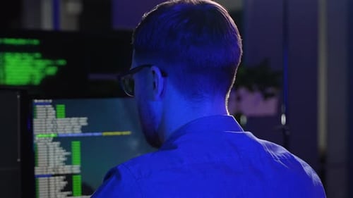 Programador escribiendo código de datos trabajando en un proyecto en una empresa de desarrollo de software