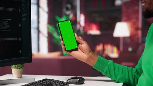 Un negro interactúa con un chatbot inteligente de IA junto a la pantalla Copy Space