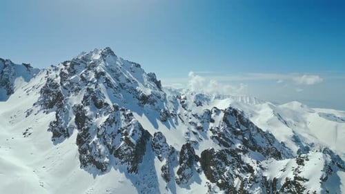 Bords dentelés, surfaces rocheuses, couverture de neige d'un blanc pur immaculé, aérien