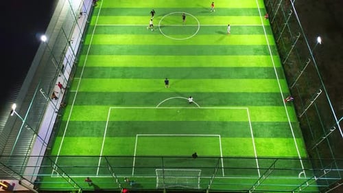 Vue aérienne d'un match de football, football. Terrain de football et footballeurs depuis
un Drone