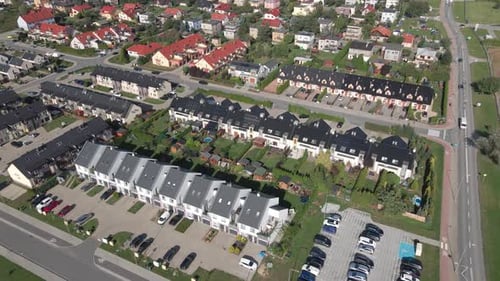 Luftaufnahme einer modernen Wohngegend mit Reihenhäusern und Parkplätzen