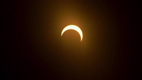 Éclipse solaire annulaire, timelapse après totalité, le soleil et la lune s'éloignent l'un de l'autre.
octobre