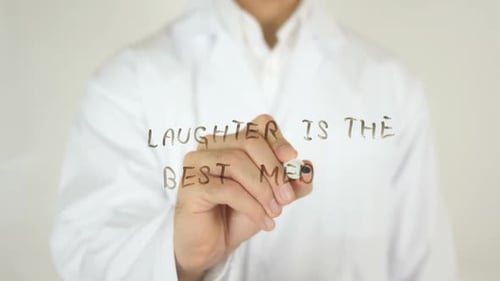 Lachen ist das beste Medikament, geschrieben auf Glas