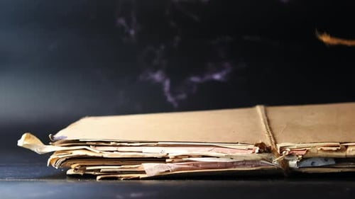 Stapel alter Papiere auf den Tisch legen