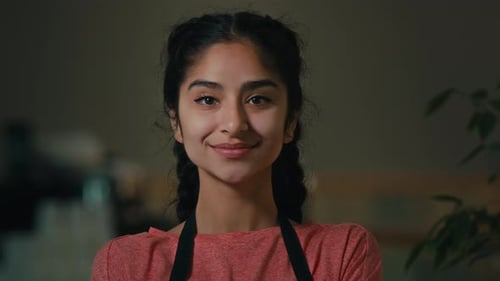Portrait : serveuse arabe, jeune femme confiante, pâtissière, propriétaire d'entreprise, vendeuse