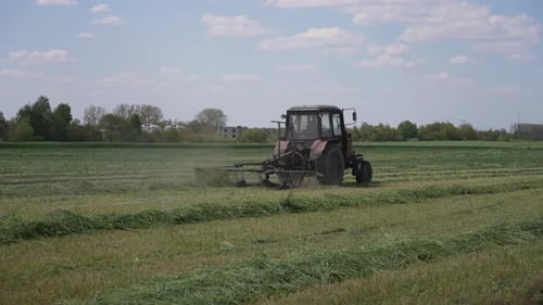 Der Traktor holt den Sohn auf dem Feld ab