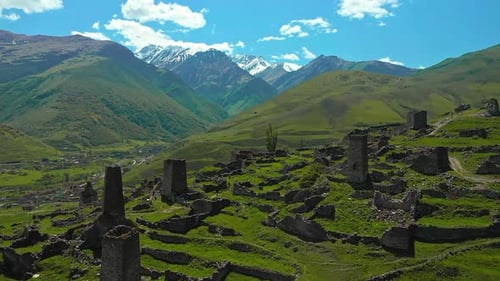 Cripta antigua alpina alpina de Osetia del Norte, enterramiento aéreo al revés en casas tradicionales