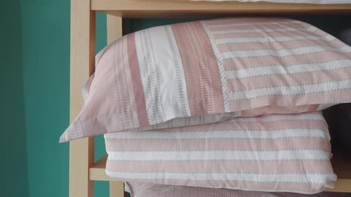 Coussins et couvertures pliés dans une étagère