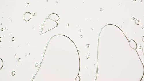 Gel cosmétique transparent avec huile à bulles moléculaires