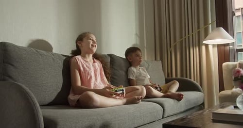 Kinder genießen Multimediaspiele Süßes kleines Mädchen und Junge lächeln Kinder spielen Videospiele auf dem