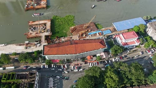 Vue aérienne tournante du paysage, des bâtiments et de l'autoroute près de la rivière Pasig. Chantier également