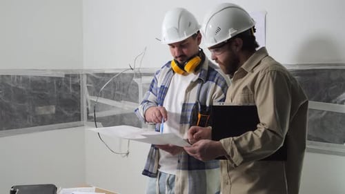 Zwei Bauherren sprechen miteinander über die Renovierung eines neuen Hauses