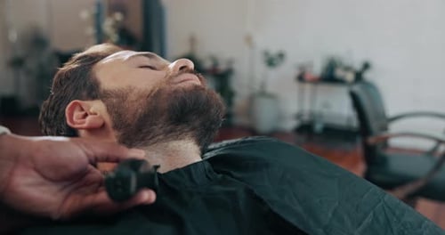 Mann, Haarschneidemaschine und Trimmbart im Salon mit Pflegeservice, Form und Ausrüstung in einem kleinen Unternehmen