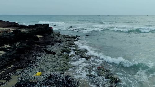 Wellen plätschern auf den Felsen am Meer