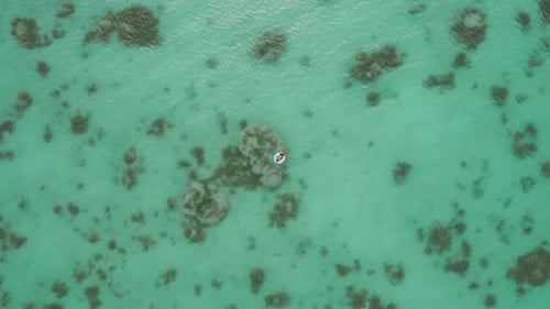 Quadcopter einer Frau aus der Luft auf einem Laptop-Touchscreen-Computer,