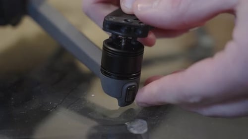 Placer les ailes sur l'ensemble moteur et rotor.