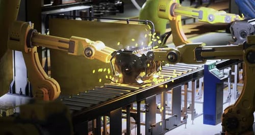 Bras robotiques travaillant sur la chaîne de montage d'une usine de fabrication moderne