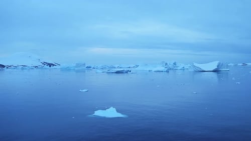 Icebergs do mar azul e paisagem marinha oceânica na Antártica, iceberg Blue Hour flutuando na água do A