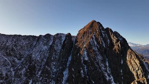 Vidéo aérienne des sommets enneigés du mont Greidon après de fortes chutes de neige. Ossola, Italie
.