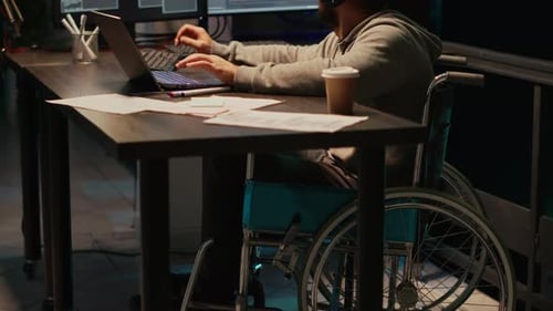 Joven programador escribiendo el código fuente en la oficina