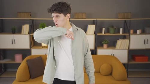Homme sensible aux odeurs à la maison.