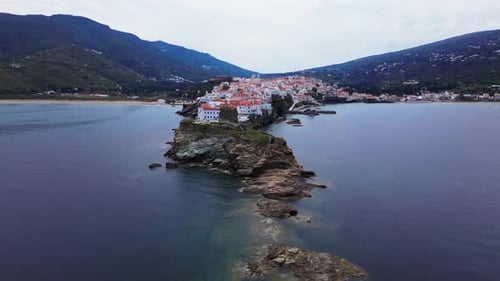 La belle ville de l'île d'Andros avec ses maisons blanches et ses toits rouges au bord de la mer turquoise,