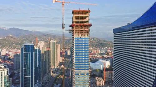 Aerial: construcción de modernos rascacielos en una zona turística de la ciudad de Batumi, Georgia